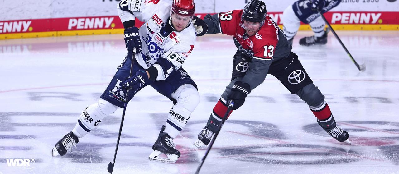 Alexander Karachun von Schwenningen und Valtteri Kemilaeinen vom KEC im Duell um den Puck