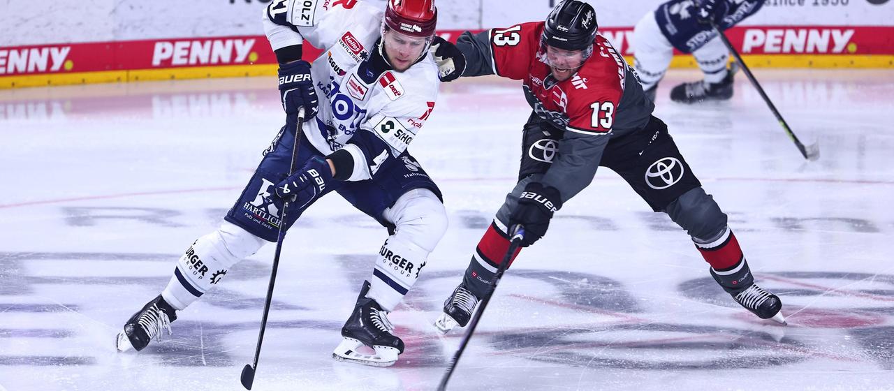 Alexander Karachun von Schwenningen und Valtteri Kemilaeinen vom KEC im Duell um