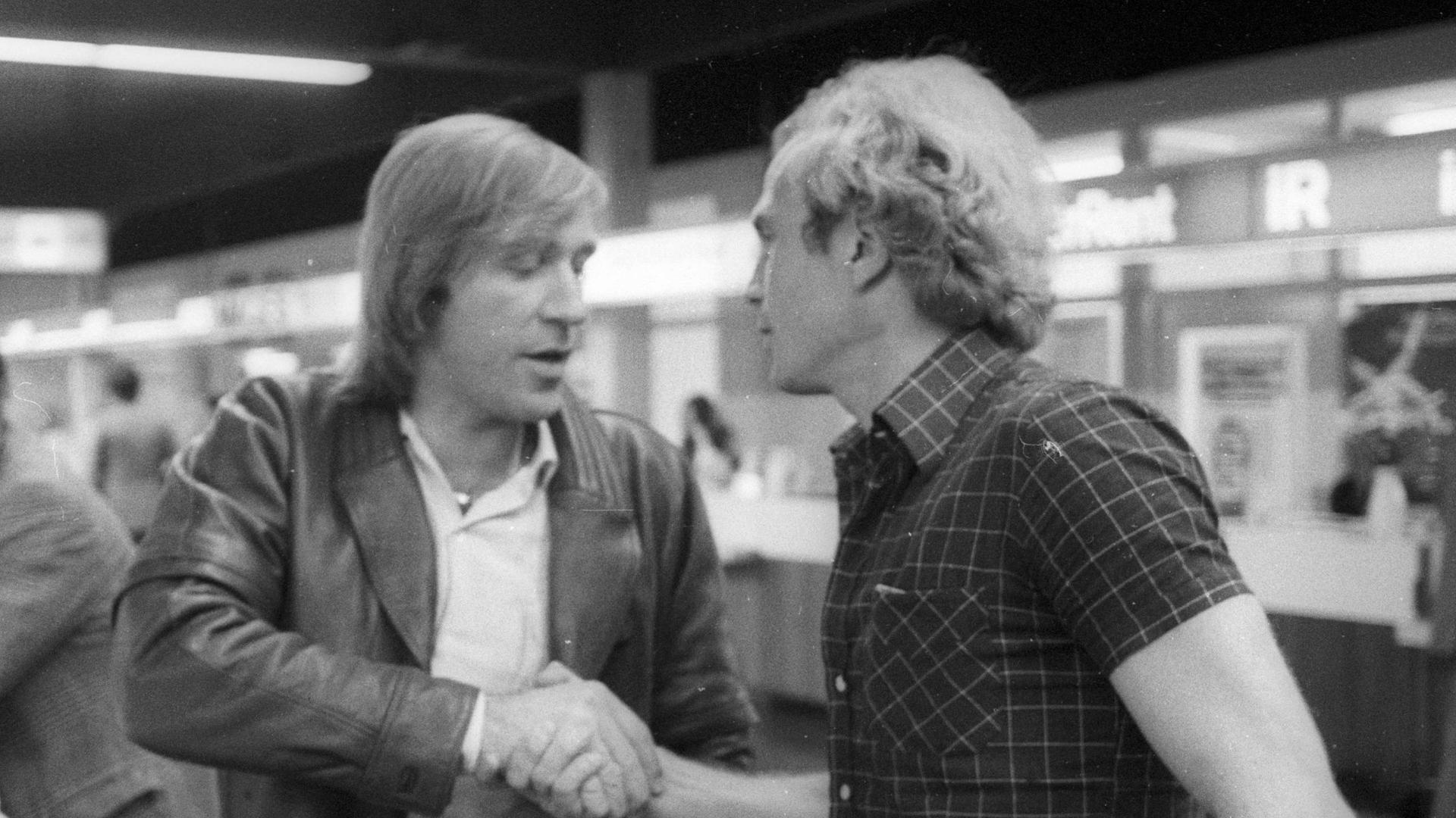 Bayern Münchens uli Hoeneß (r.) schüttelt Hamburgs Manager Günther Netzer die Hand | imago/Fred Joch