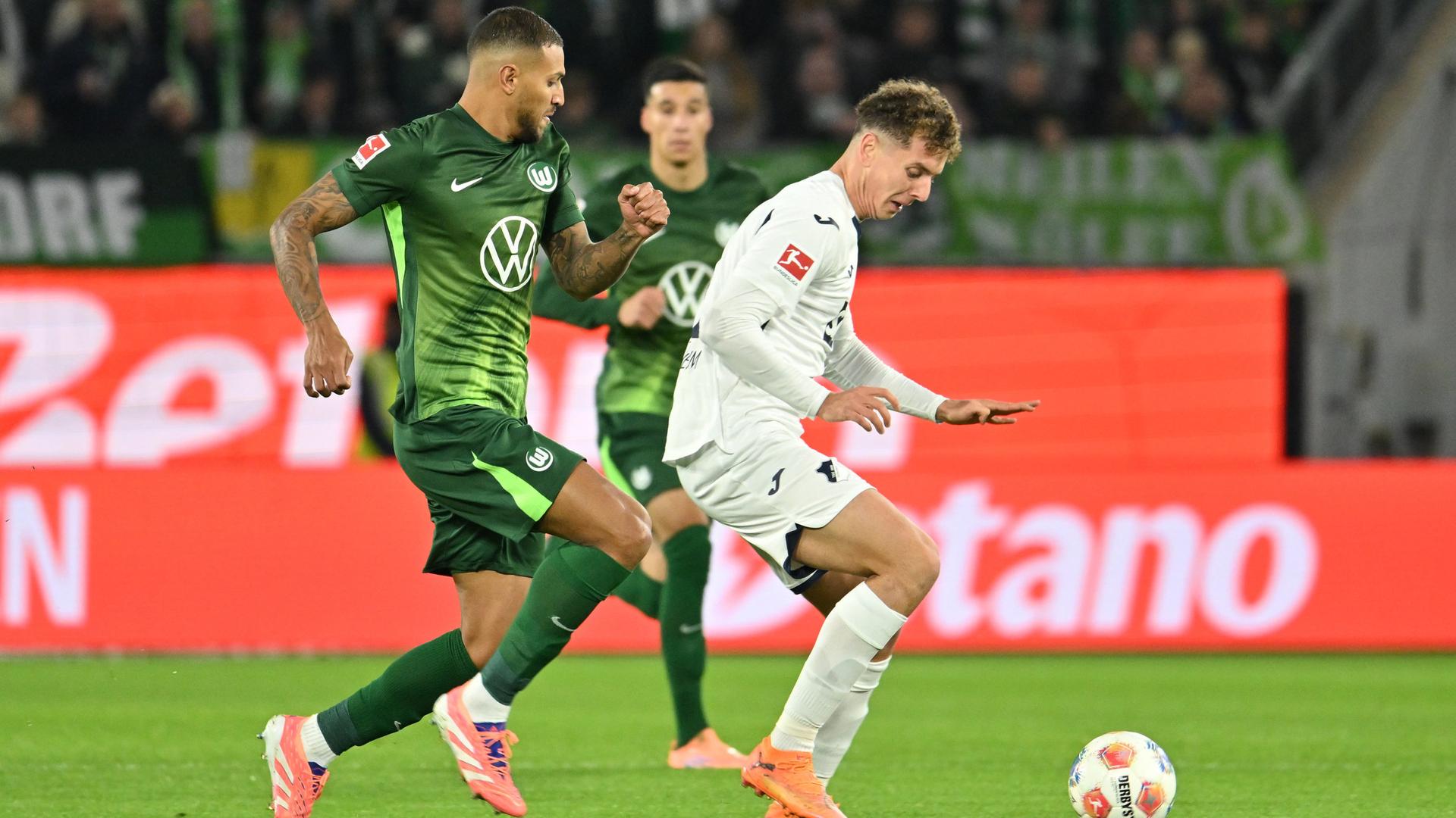 Vinicius Souza (l.) im Zweikampf mit Fisnik Asllani (r.) | dpa