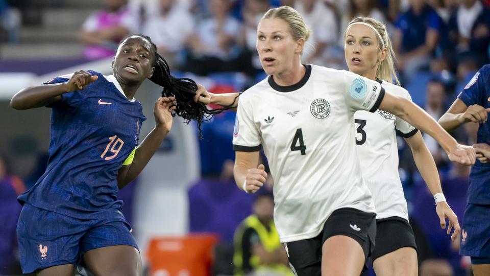 Kathrin Hendrich (derecha) de Alemania tira a la francesa Griedge Mbock Bathy en la trenza y luego ve la tarjeta roja.
