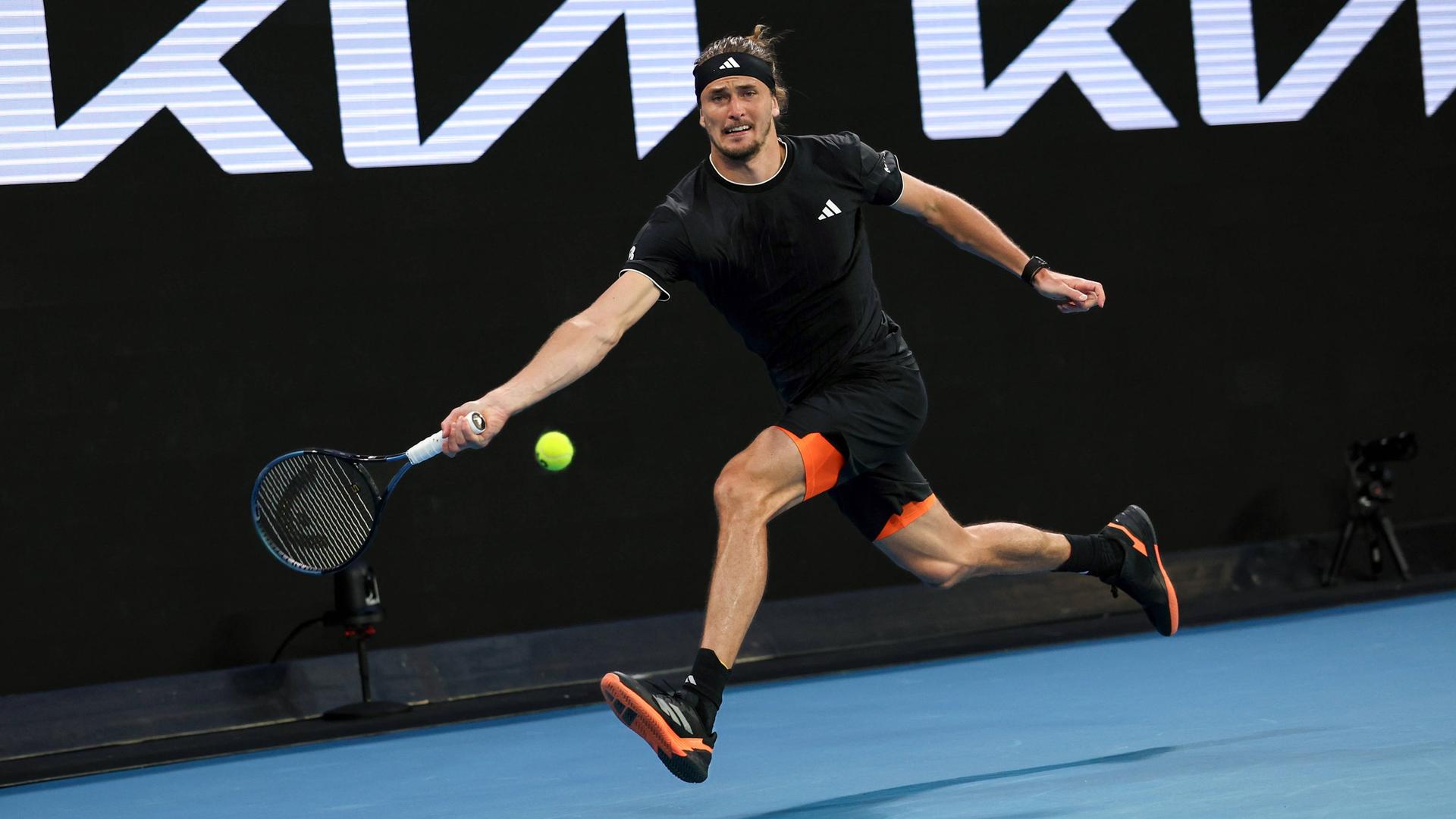 Alexander Zverev wÃ¤hrend seines Matches gegen Cameron Norrie in Aktion | IMAGO/Shutterstock