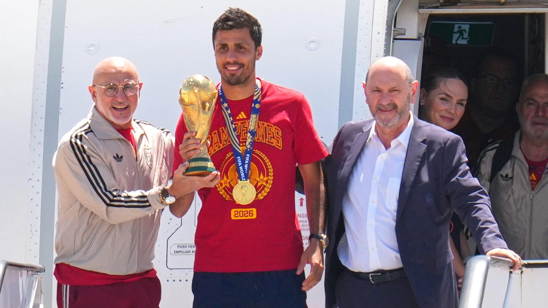 WM-News: Spaniens Weltmeister in Madrid gelandet - jetzt geht's zum König