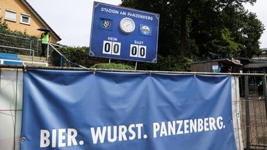 Auf einem Banner am Panzenberg steht "Bier.Wurst.Panzenberg". 