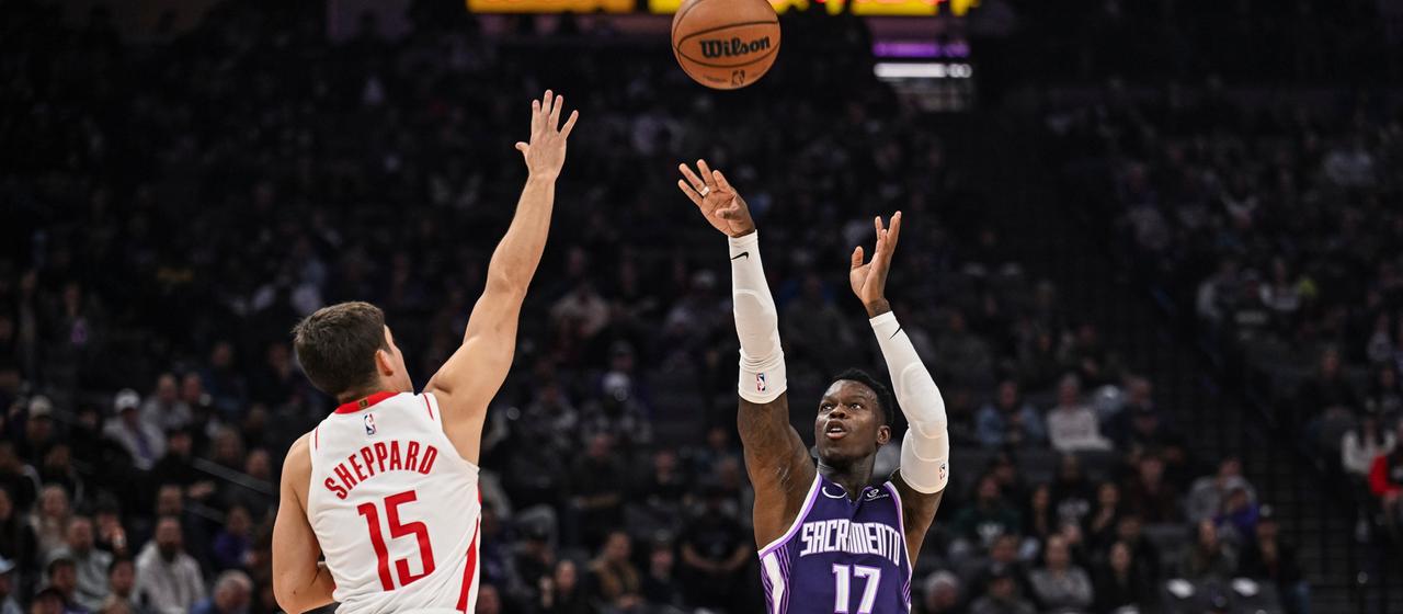 Dennis Schröder wirft von der Drei-Punkte-Linie