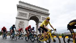 Peloton bei der Tour de France vor dem Arc de Triomphe