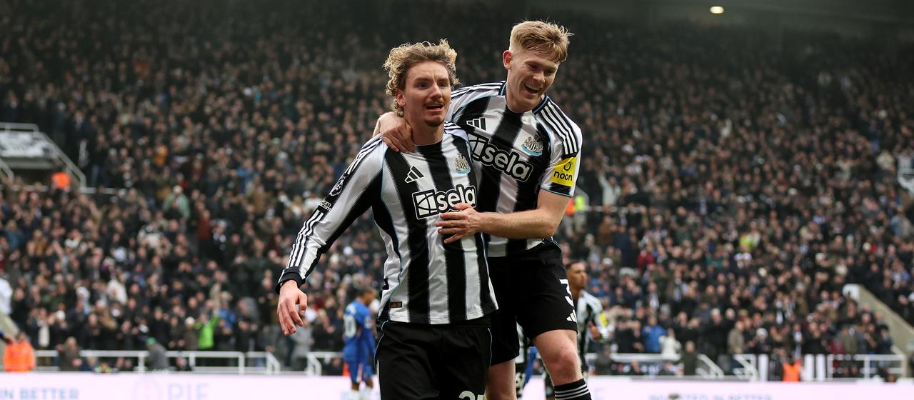 Newcastles Nick Woltemade (l.) bejubelt einen Treffer mit Teamkollege Lewis Hall