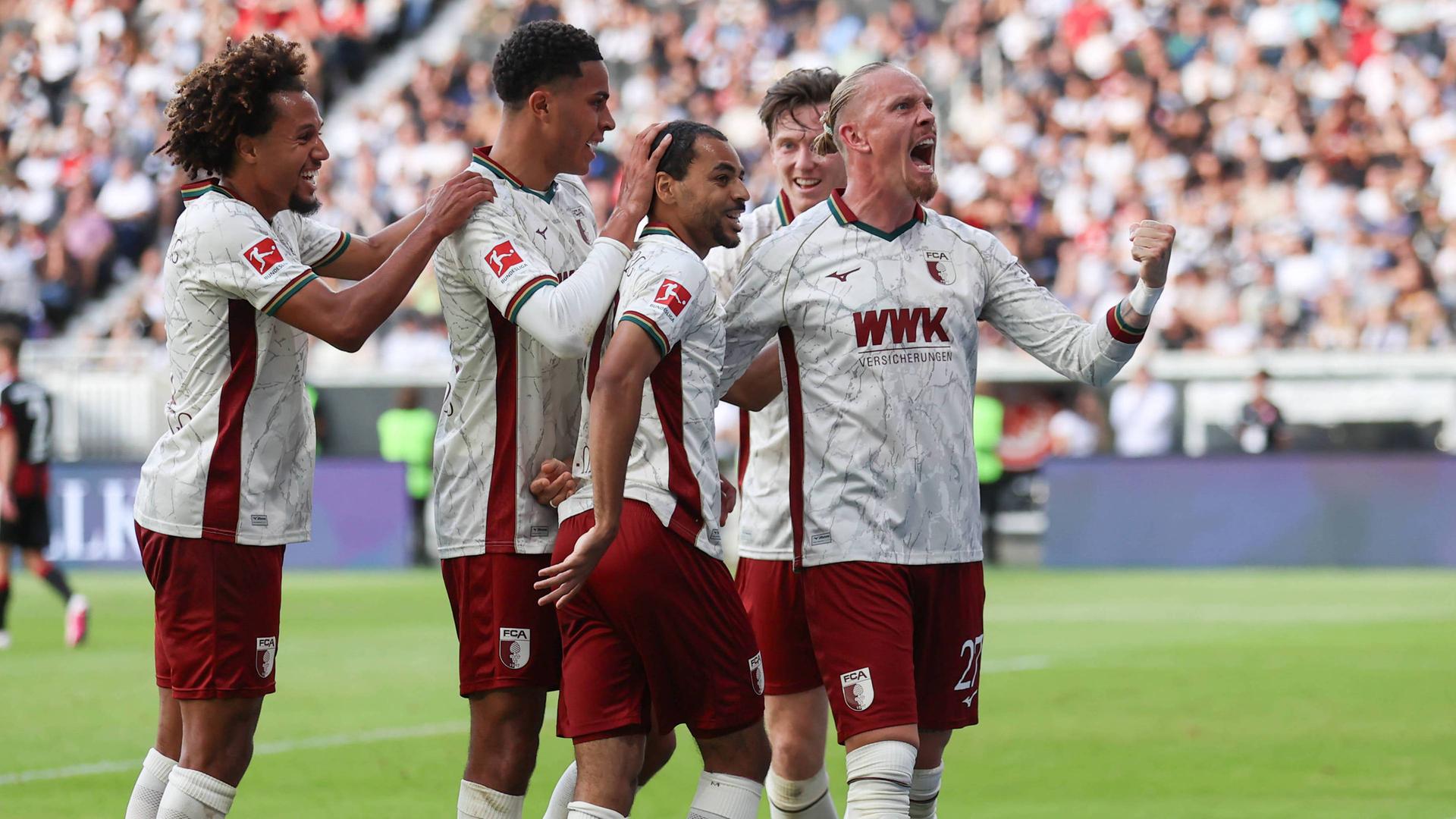 FuÃballprofis des FC Augsburg bejubeln einen Treffer im Bundesligaspiel bei Eintracht Frankfurt | imago/HMB/Claus
