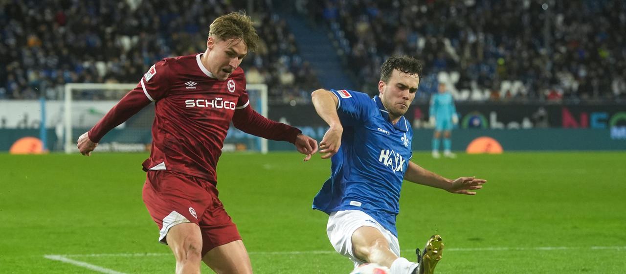 Bielefelds Joel Grodowski im Zweikampf mit Darmstadts Sergio Lopez