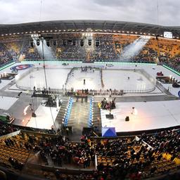 Stadionübersicht mit illuminierten Rängen.