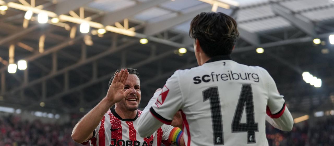 Christian Günter (l.) und Yuito Suzuki (r.) feiern den Treffer zum 1:0