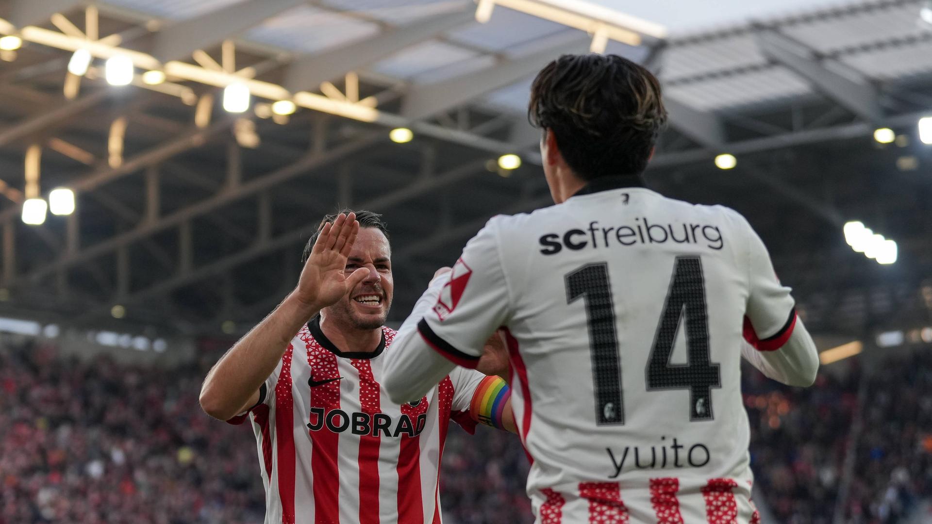 Christian Günter (l.) und Yuito Suzuki (r.) bejubeln Treffer zum 1:0 | IMAGO / STEINSIEK.CH