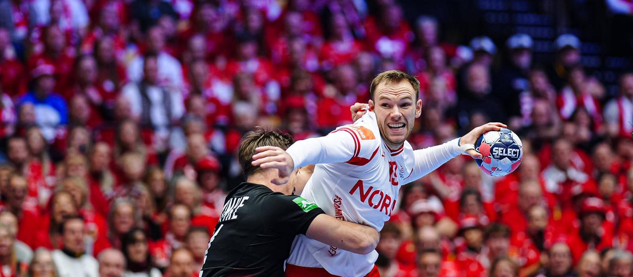 Rune Dahmke im Zweikampf mit Mathias Gidsel