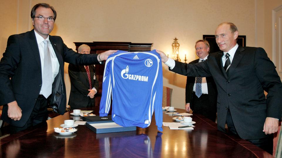 Wladimir Putin (r.) und Clemens Tönnies, Aussichtsratsvorsitzender von Schalke 04, bei der Bekanntgabe der Partnerschaft | WDR/dpa Wladimir Putin (r.) und Clemens Tönnies, Aussichtsratsvorsitzender von Schalke 04, bei der Bekanntgabe der Partnerschaft