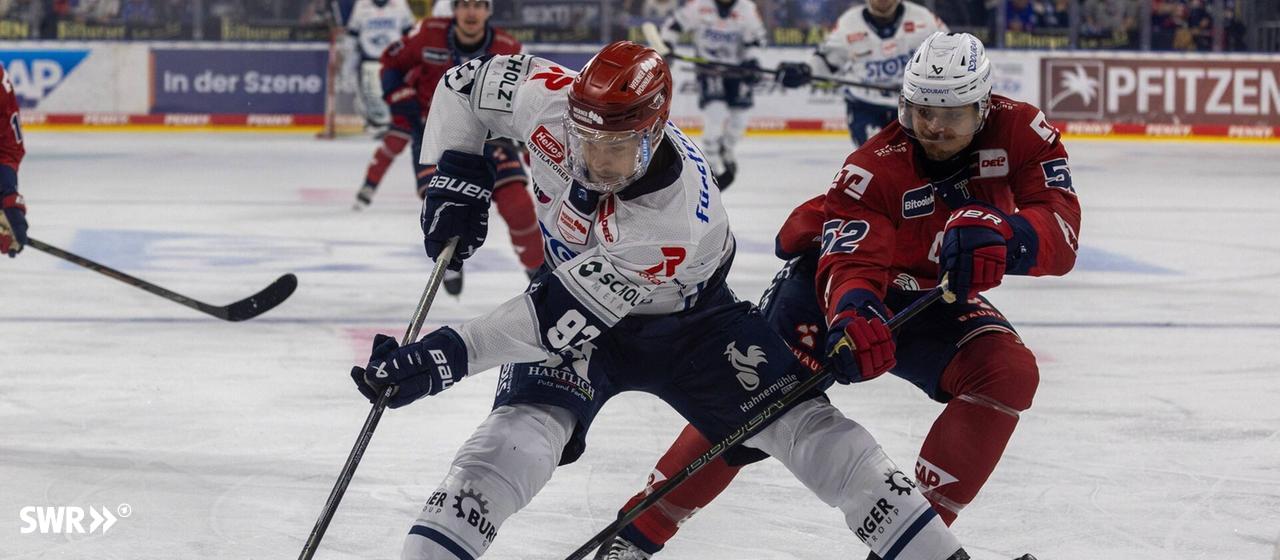  Sebastian Uvira (Schwenninger Wild Wings) im Zweikampf mit Nicolas Mattinen (Adler Mannheim).