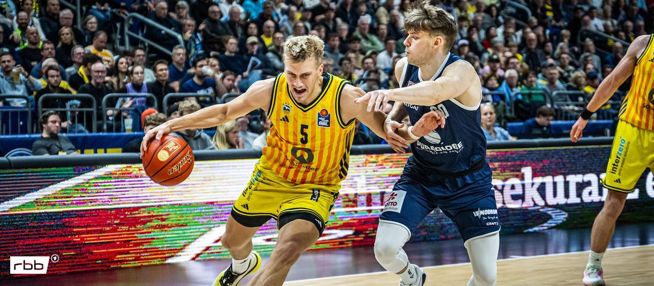 Sam Griesel (Alba Berlin) im Zweikampf mit Perttu Blomgren (MBC) (Quelle: IMAGO / camera4+)