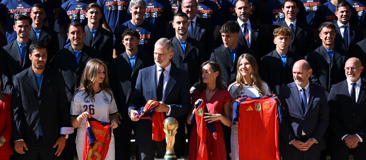 Spaniens König Felipe posiert mit der spanischen Nationalmannschaft in Madrid