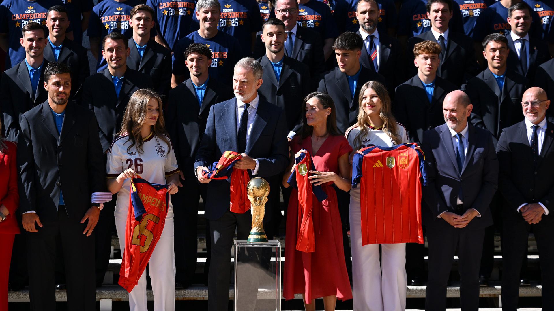 WM-News: Titel-Party in Madrid - erst zum König, dann zu den Fans
