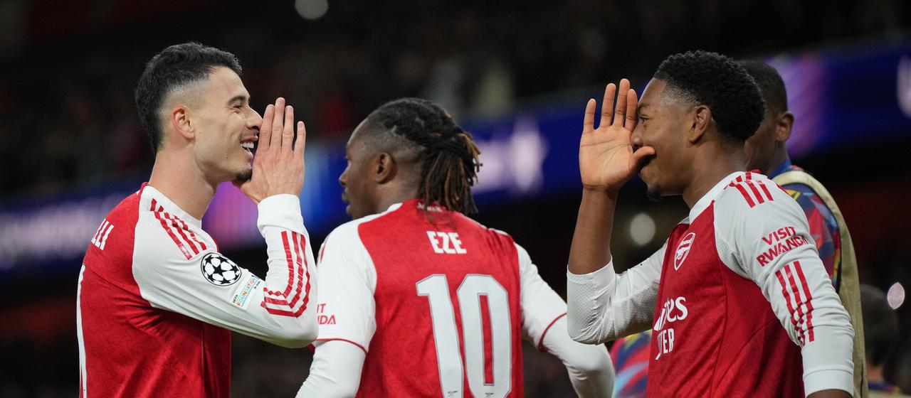 Gabriel Martinelli von Arsenal feiert mit seinen Teamkollegen