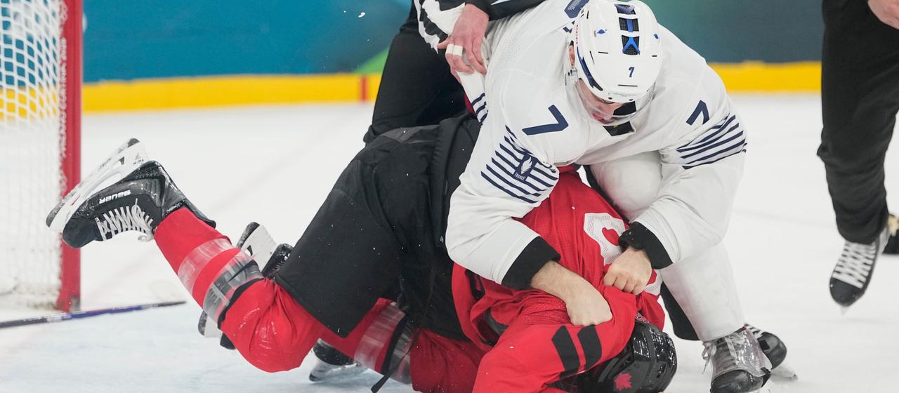 Der Franzose Pierre Crinon prügelt sich mit Tom Wilson aus Kanada.