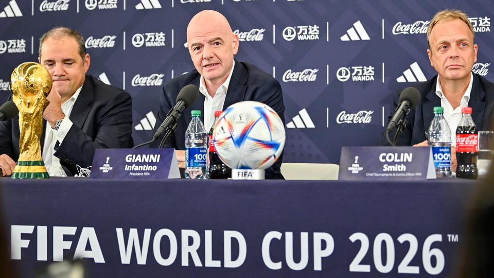 FIFA-Präsident Gianni Infantino (M.) mit Vize Victor Montagliani (l.) und Turnierdirektor Colin Smith
