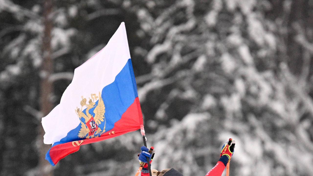 Emp-rung-ber-russische-Flaggen-im-Bayerischen-Wald