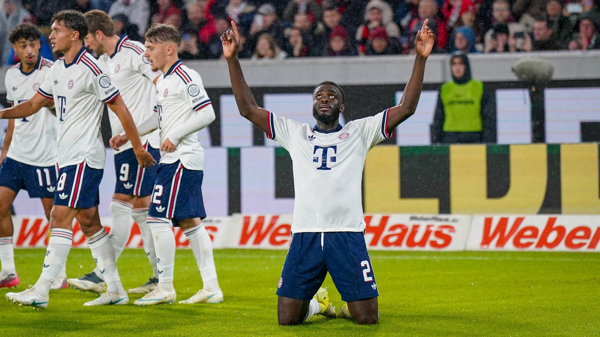 Bayern MÃ¼nchens Dayot Upamecano (r.) bejubelt seinen Treffer in Freiburg | IMAGO/STEINSIEK.CH