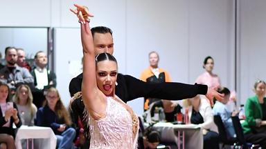 Das Tanzpaar Luna Albanese und Dimitri Kalistov vom Bremer Grün-Gold-Club bei einer Pose während der Rumba beim Turnier im Rahmen des Dance Sport Festivals.