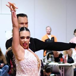 Das Tanzpaar Luna Albanese und Dimitri Kalistov vom Bremer Grün-Gold-Club bei einer Pose während der Rumba beim Turnier im Rahmen des Dance Sport Festivals.