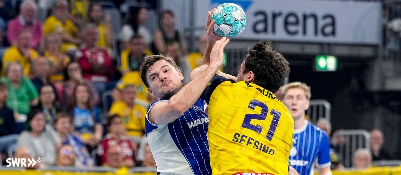 Aron Seesing von den Rhein-Neckar Löwen im Duell mit Kay Smits vom VfL Gummersbach.