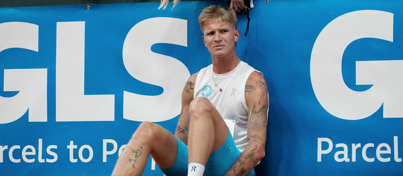 Robert Fraken sitzt verletzt am Boden bei der deutschen Hallen-Meisterschaft