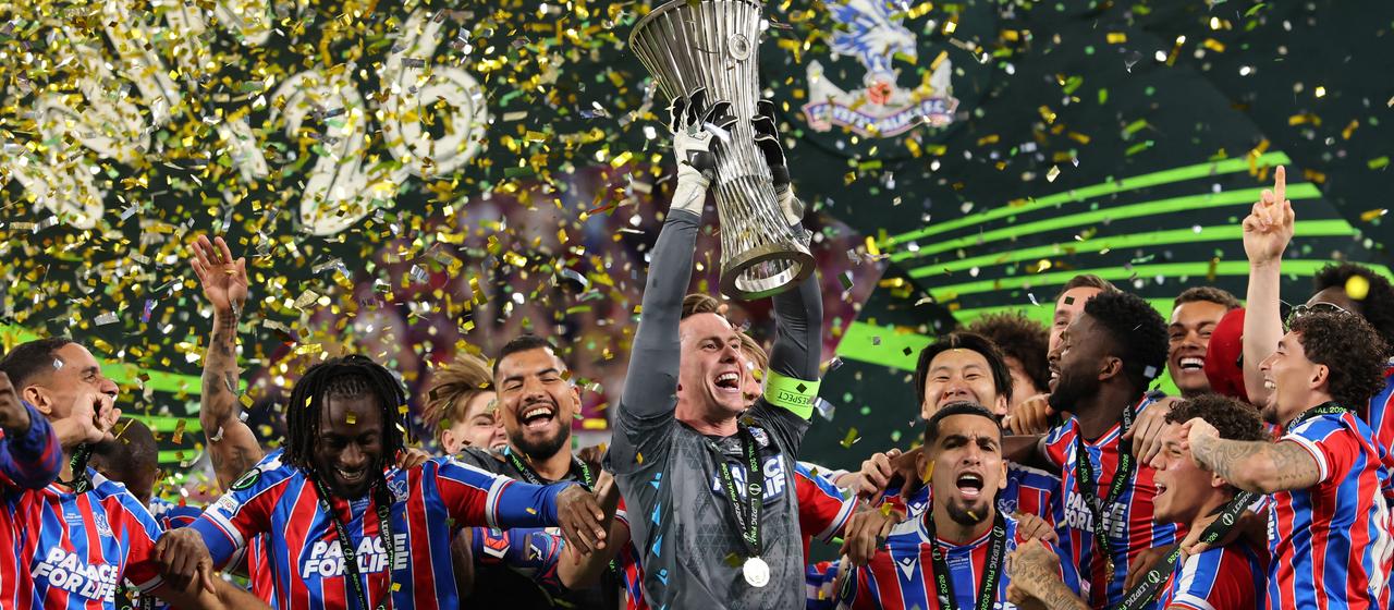 Crystal Palace mit der Conference-League-Trophäe