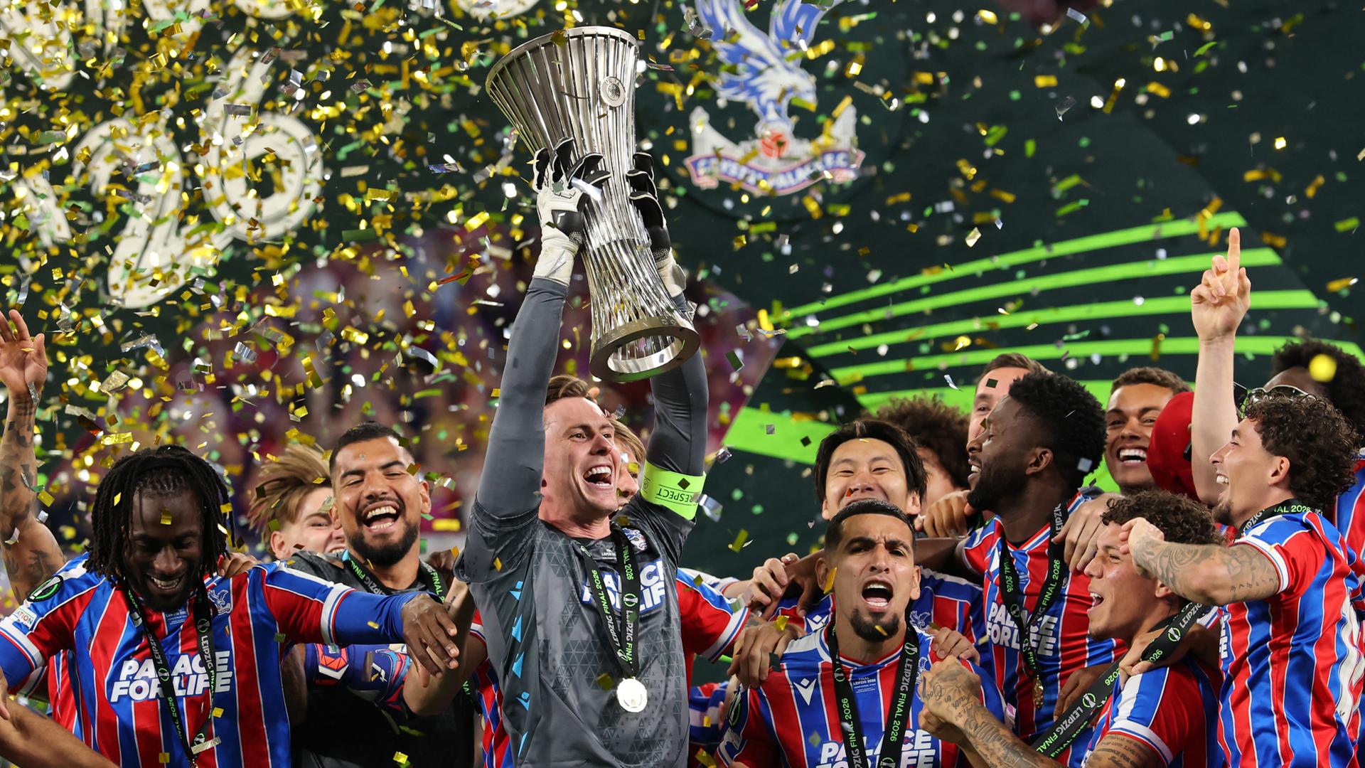 Crystal Palace mit der Conference-League-TrophÃ¤e | Alex Grimm / Getty Images