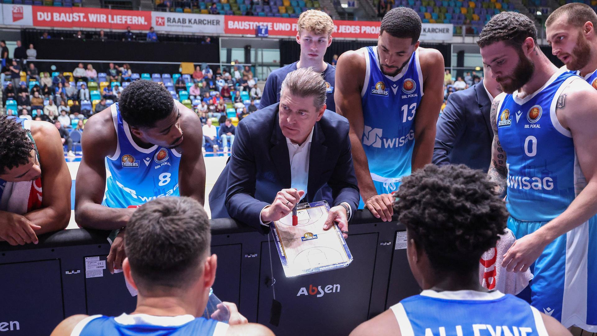 Skyliners-Trainer Klaus Perwas gibt seinem Team während einer Auszeit Instruktionen | Imago Images