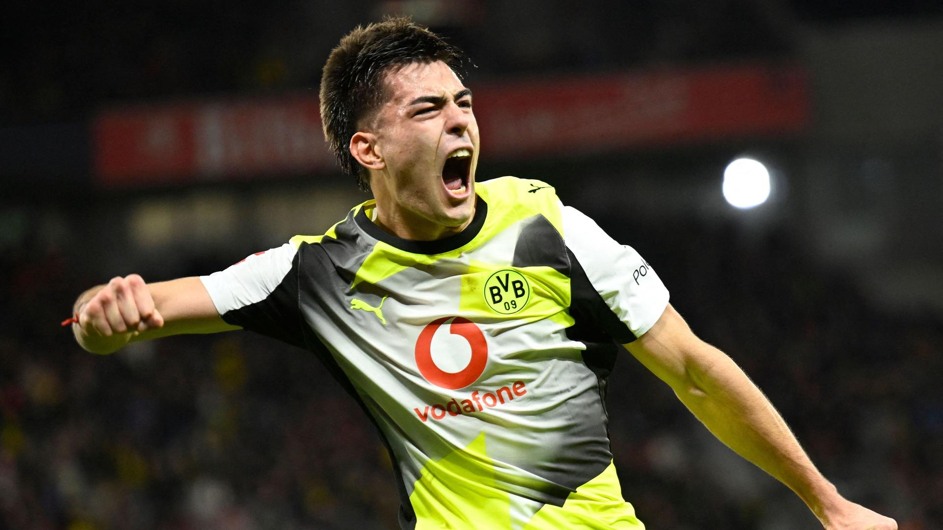 Dortmunds Aaron Anselmino bejubelt seinen Treffer in Leverkusen | AFP