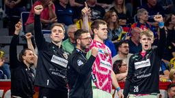 Füchse-Trainer Jaron Siewert (Mitte) jubelt mit seinen Spielern über einen Punkt bei den Rhein-Neckar Löwen. Quelle: imago images/camera4+