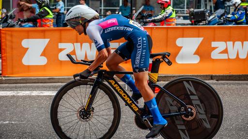 Eine Fahrerin vor dem Start des Zeitfahrens bei der Tour de France 2024
