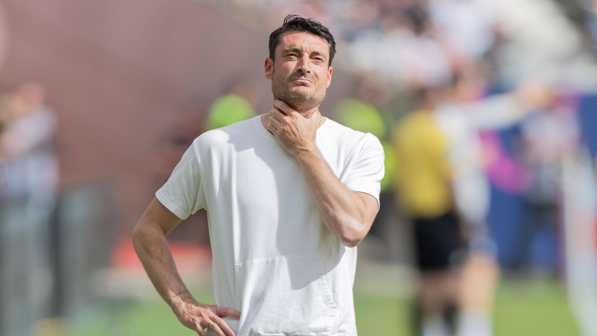 Albert Riera wird auch beim Eintracht-Gastspiel in Dortmund an der Seitenlinie stehen. | IMAGO / Kessler-Sportfotografie