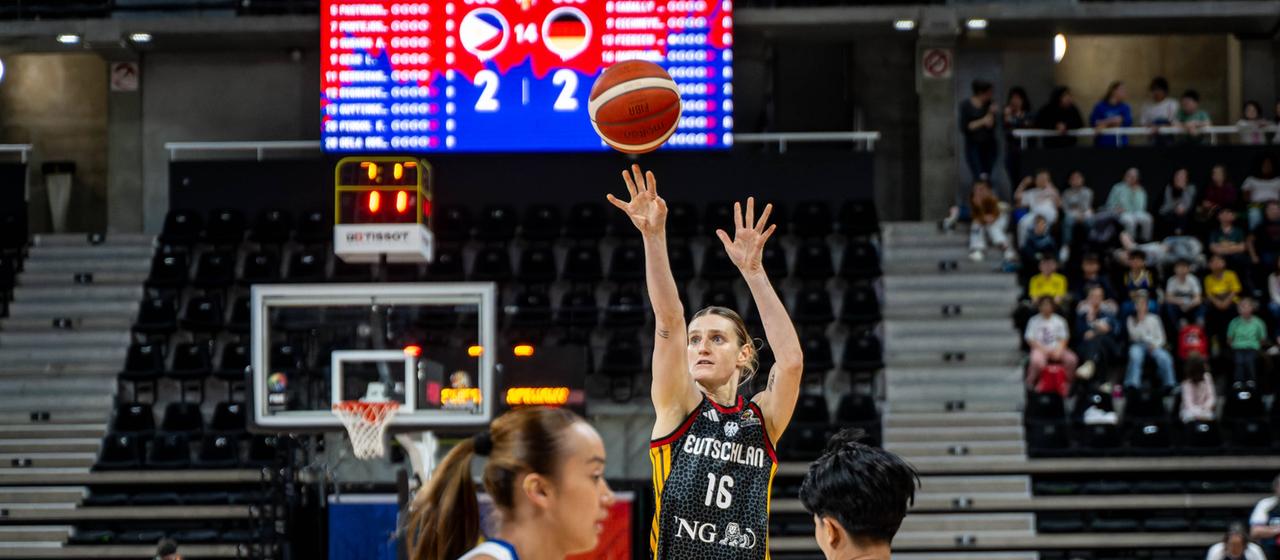 Deutschlands Alina Hartmann macht einen Korb gegen die Philippinen