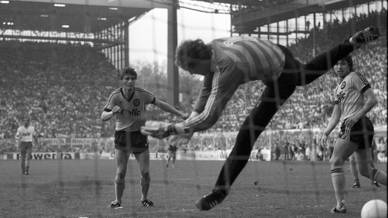 Szene aus dem zweiten Relegationsspiel 1986 im Dortmunder Westfalenstadion | imago Szene aus dem zweiten Relegationsspiel 1986 im Dortmunder Westfalenstadion