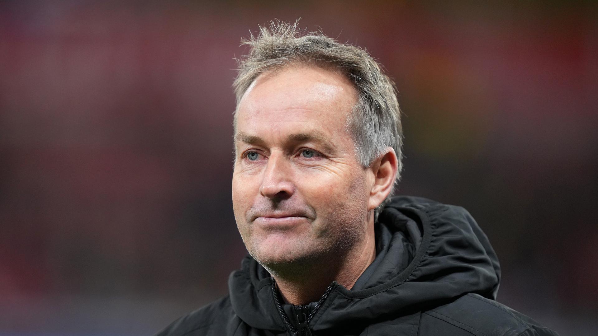 Leverkusens Trainer Kasper Hjulmand betritt das Stadion |  Pau Barrena/Getty Images