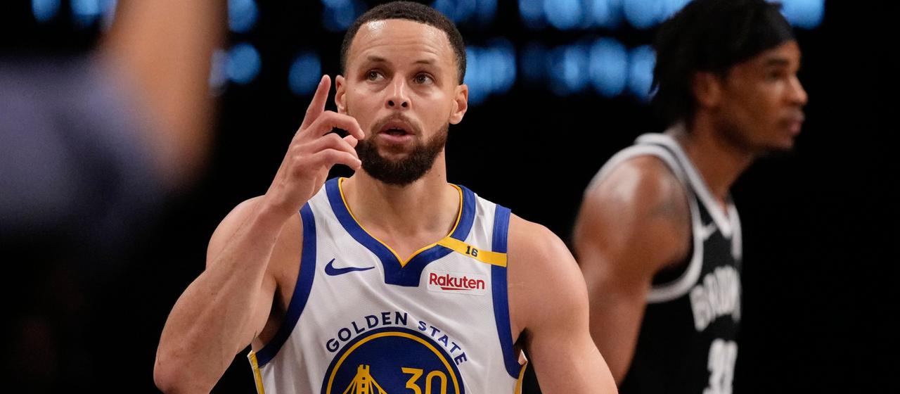 NBA: "Showman" Stephen Curry trifft spektakulär | sportschau.de