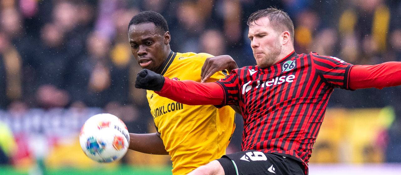 Hannovers Benjamin Källman (r.) im Duell um den Ball mit Dresdens Kofi Amoako