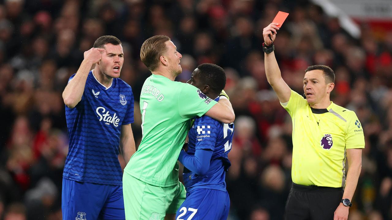 Premier-League-Rote-Karte-nach-Ohrfeige-gegen-Mitspieler