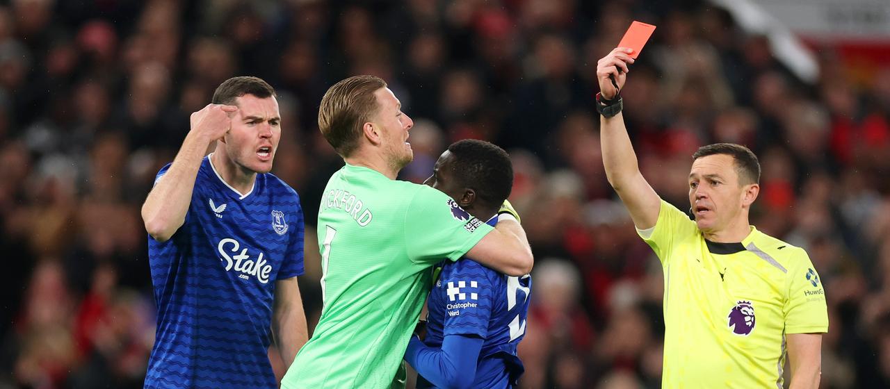 Idrissa Gueye sieht nach einer Handgreiflichkeit an Mitspieler Keane (links) rot.