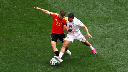 Nicolas Raskin und Saman Ghoddos im Zweikampf