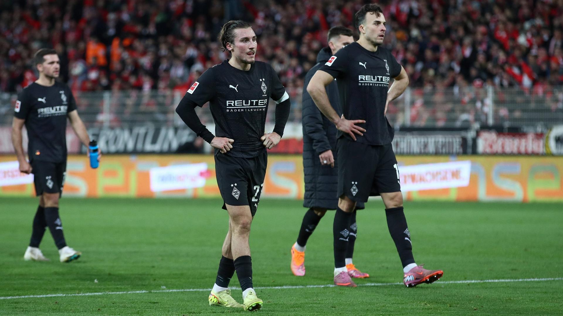 Rocco Reitz (v. l.) und Haris Tabakovic (v. r.) verlassen enttäuscht den Platz  | IMAGO / Jan Huebner