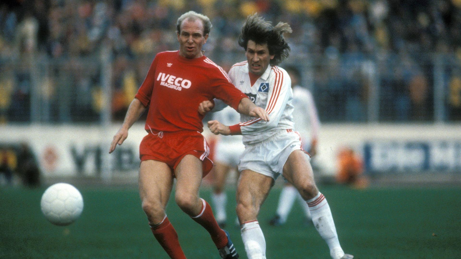 Hamburgs Manfred Kaltz und Bayerns Dieter Höneß kämpfen um den Ball | IMAGO / Kicker/Liedel