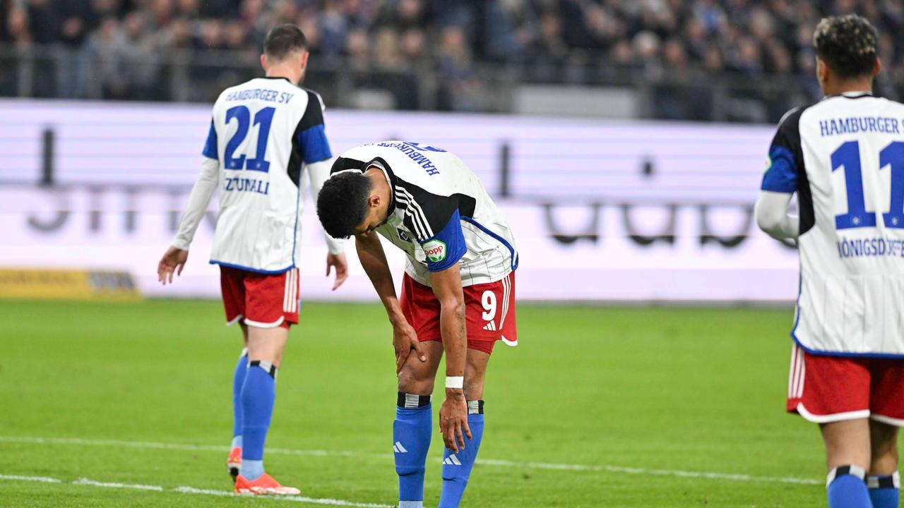 Nach der Niederlage gegen Holstein Kiel sind die Spieler des HSV enttäuscht | IMAGO/nordphoto GmbH/ Witke