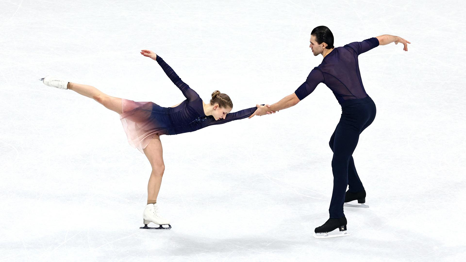 Minerva Hase und Nikita Volodin auf dem Eis | REUTERS